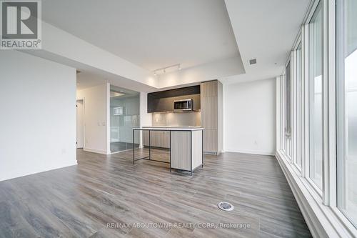 105 - 220 Missinnihe Way, Mississauga, ON - Indoor Photo Showing Kitchen