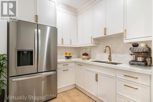 256 Mountain Road, Grimsby, ON - Indoor Photo Showing Kitchen With Double Sink With Upgraded Kitchen