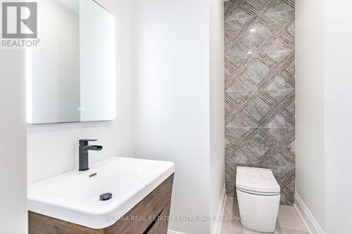 256 Mountain Road, Grimsby, ON - Indoor Photo Showing Bathroom