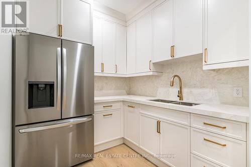 256 Mountain Road, Grimsby, ON - Indoor Photo Showing Kitchen With Double Sink With Upgraded Kitchen