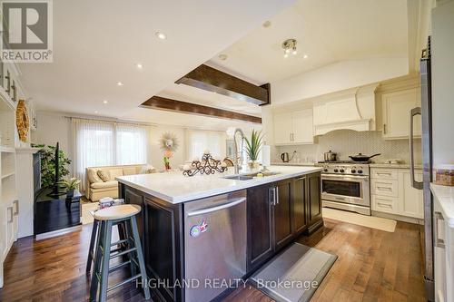 1453 Falconridge Court, Mississauga, ON - Indoor Photo Showing Kitchen With Upgraded Kitchen