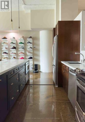 655 - 155 Dalhousie Street, Toronto, ON - Indoor Photo Showing Kitchen