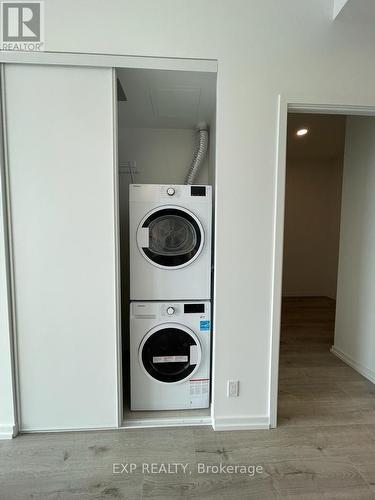 1708 - 1000 Portage Parkway, Vaughan, ON - Indoor Photo Showing Laundry Room