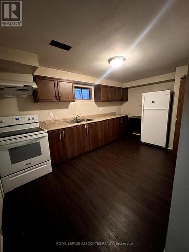 #Lower - 264 Avondale Boulevard, Brampton, ON - Indoor Photo Showing Kitchen With Double Sink