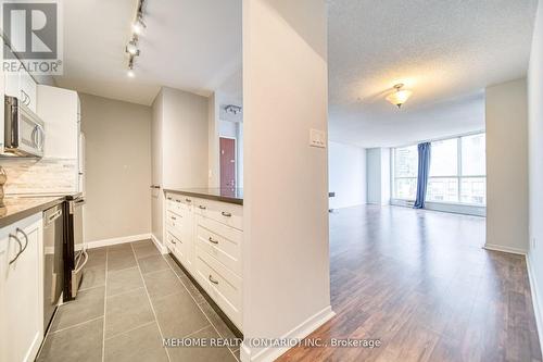 2106 - 1055 Bay Street, Toronto, ON - Indoor Photo Showing Kitchen