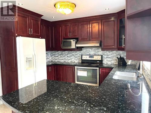 3498 Old Orchard Park Drive, Mississauga, ON - Indoor Photo Showing Kitchen With Double Sink With Upgraded Kitchen