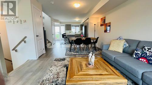 216 Law Drive, Guelph, ON - Indoor Photo Showing Living Room