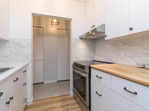 106-3160 Irma St, Victoria, BC - Indoor Photo Showing Kitchen