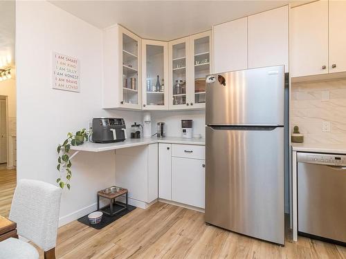 106-3160 Irma St, Victoria, BC - Indoor Photo Showing Kitchen