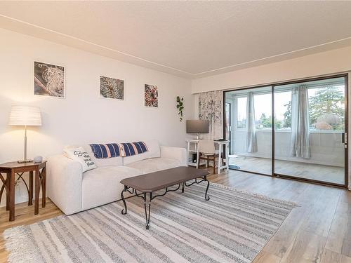 106-3160 Irma St, Victoria, BC - Indoor Photo Showing Living Room