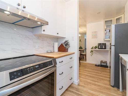 106-3160 Irma St, Victoria, BC - Indoor Photo Showing Kitchen