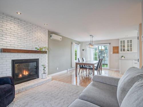 Salon - 782 Rue Des Cheminots, Mont-Saint-Hilaire, QC - Indoor Photo Showing Living Room With Fireplace