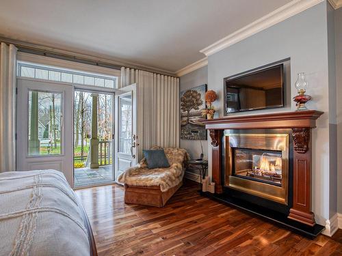 Master bedroom - 715 Rue Des Séminaristes, Saint-Hyacinthe, QC - Indoor Photo Showing Living Room With Fireplace