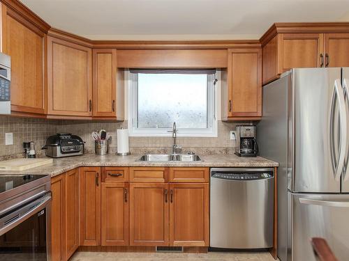 570 Redwood Avenue W, Thunder Bay, ON - Indoor Photo Showing Kitchen With Double Sink