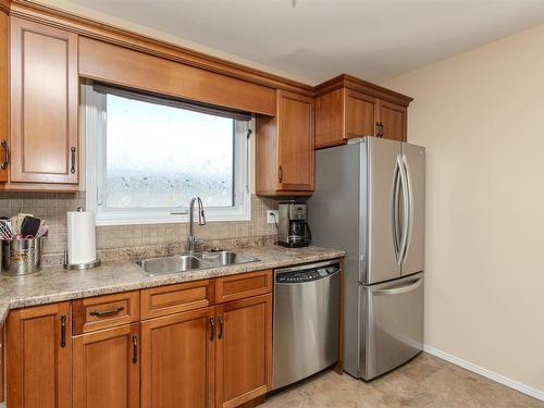 570 Redwood Avenue W, Thunder Bay, ON - Indoor Photo Showing Kitchen With Double Sink