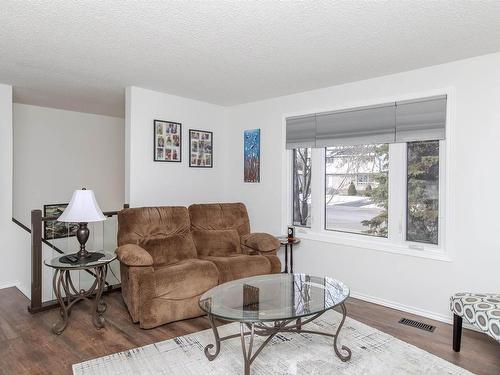 570 Redwood Avenue W, Thunder Bay, ON - Indoor Photo Showing Living Room