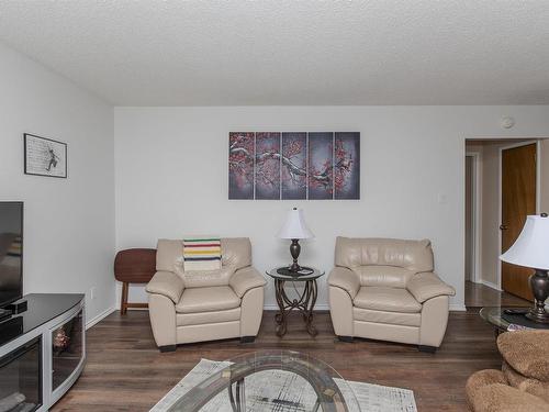 570 Redwood Avenue W, Thunder Bay, ON - Indoor Photo Showing Living Room