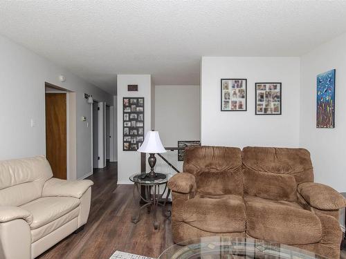 570 Redwood Avenue W, Thunder Bay, ON - Indoor Photo Showing Living Room