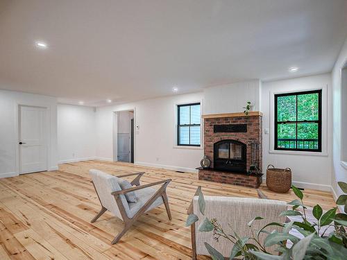 Living room - 108 Rue Bellevue, Bromont, QC - Indoor With Fireplace