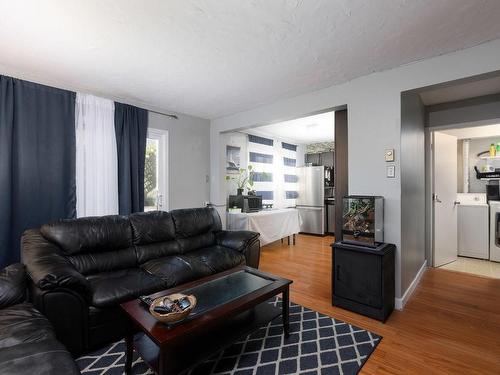 4-477 Lampson St, Esquimalt, BC - Indoor Photo Showing Living Room