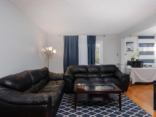 4-477 Lampson St, Esquimalt, BC - Indoor Photo Showing Living Room