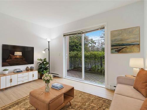 207-356 Gorge Rd East, Victoria, BC - Indoor Photo Showing Living Room