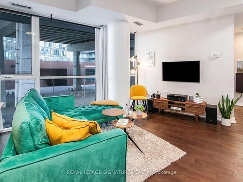 212-20 Bruyeres Mews, Toronto, ON - Indoor Photo Showing Living Room