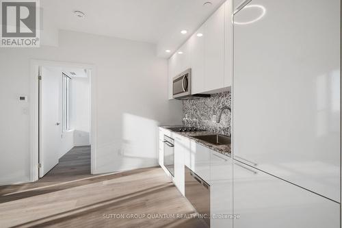 2711 - 75 Canterbury Place, Toronto, ON - Indoor Photo Showing Kitchen