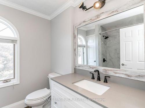 37 Mayfair Dr, Barrie, ON - Indoor Photo Showing Bathroom