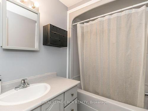 37 Mayfair Dr, Barrie, ON - Indoor Photo Showing Bathroom