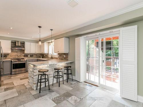 37 Mayfair Dr, Barrie, ON - Indoor Photo Showing Kitchen With Upgraded Kitchen