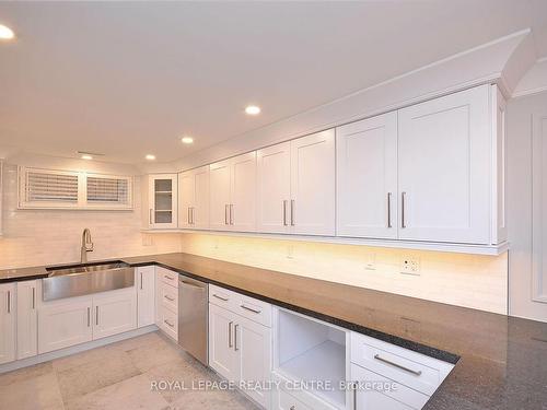 326 Slade Cres, Oakville, ON - Indoor Photo Showing Kitchen