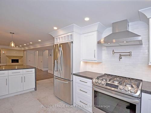 326 Slade Cres, Oakville, ON - Indoor Photo Showing Kitchen With Upgraded Kitchen