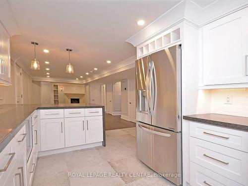 326 Slade Cres, Oakville, ON - Indoor Photo Showing Kitchen