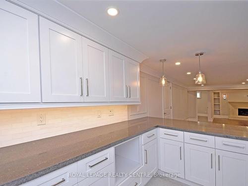 326 Slade Cres, Oakville, ON - Indoor Photo Showing Kitchen