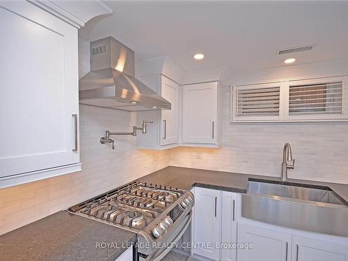 326 Slade Cres, Oakville, ON - Indoor Photo Showing Kitchen