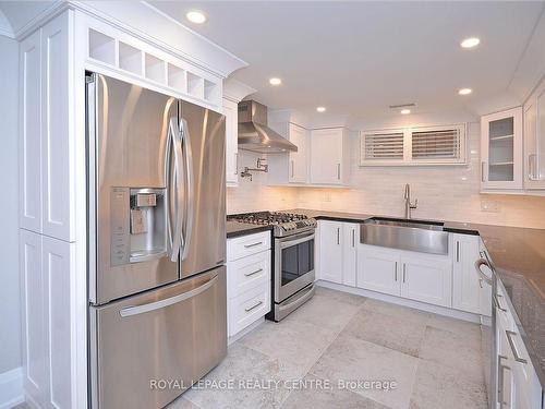 326 Slade Cres, Oakville, ON - Indoor Photo Showing Kitchen With Upgraded Kitchen