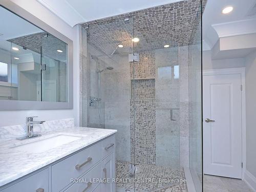 326 Slade Cres, Oakville, ON - Indoor Photo Showing Bathroom