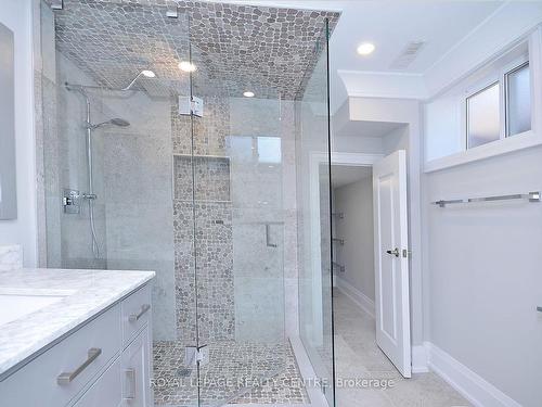 326 Slade Cres, Oakville, ON - Indoor Photo Showing Bathroom