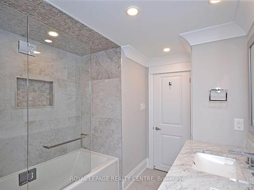 326 Slade Cres, Oakville, ON - Indoor Photo Showing Bathroom