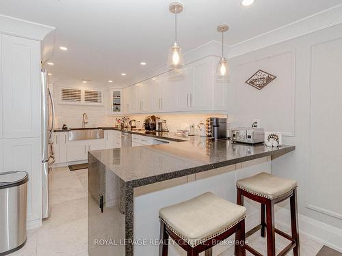 326 Slade Cres, Oakville, ON - Indoor Photo Showing Kitchen With Upgraded Kitchen