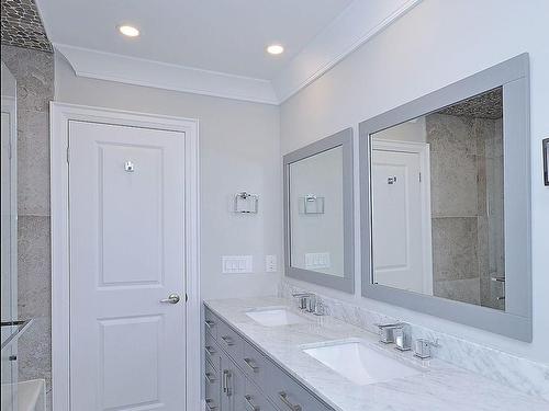 326 Slade Cres, Oakville, ON - Indoor Photo Showing Bathroom