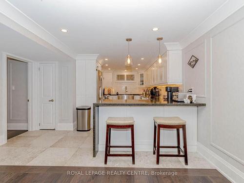 326 Slade Cres, Oakville, ON - Indoor Photo Showing Kitchen