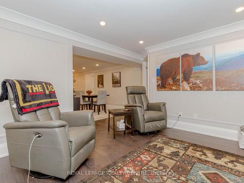 326 Slade Cres, Oakville, ON - Indoor Photo Showing Living Room