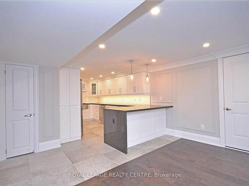 326 Slade Cres, Oakville, ON - Indoor Photo Showing Kitchen