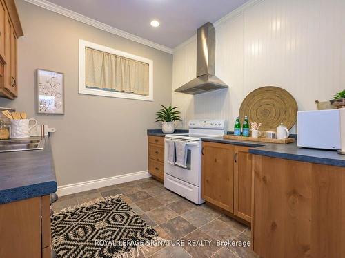 Upper-696 Queens Ave, London, ON - Indoor Photo Showing Kitchen