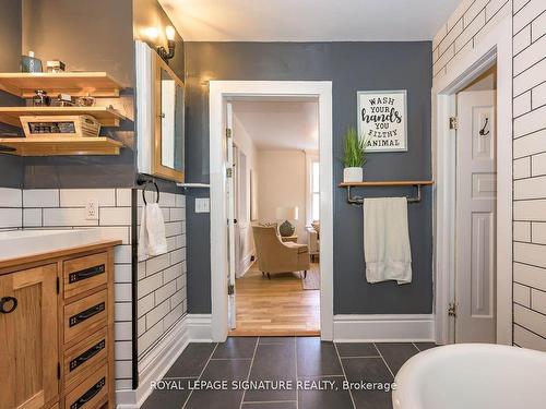 Upper-696 Queens Ave, London, ON - Indoor Photo Showing Bathroom