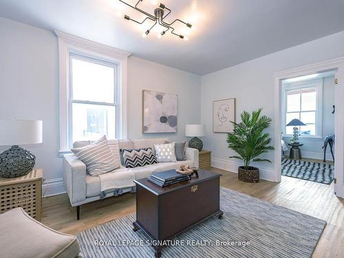 Upper-696 Queens Ave, London, ON - Indoor Photo Showing Living Room