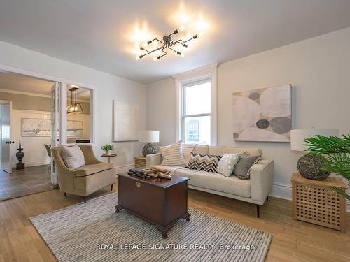 Upper-696 Queens Ave, London, ON - Indoor Photo Showing Living Room