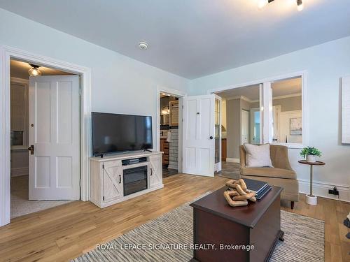 Upper-696 Queens Ave, London, ON - Indoor Photo Showing Living Room